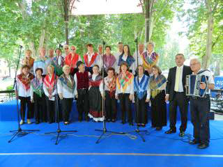 Mešani pevski zbor Slovenski dom in harmonikar Franc Rop. Foto: Darko Abramović