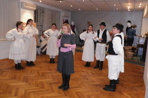 Folklorna sekcija KUD Antun Mihanović s voditeljicom i direktoricom Turističke zajednice Klanjca, Snježanom Ricijaš.