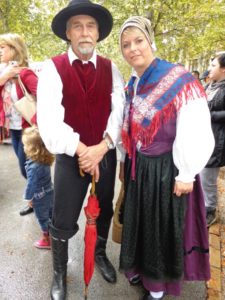 Boris Oblak i Martina Oblak u gorenjskoj narodnoj nošnji. Foto: akm